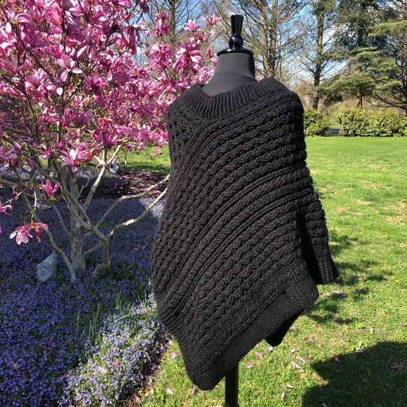 Handmade Lavena Celtic Poncho by BLD - Picture 3 of 6